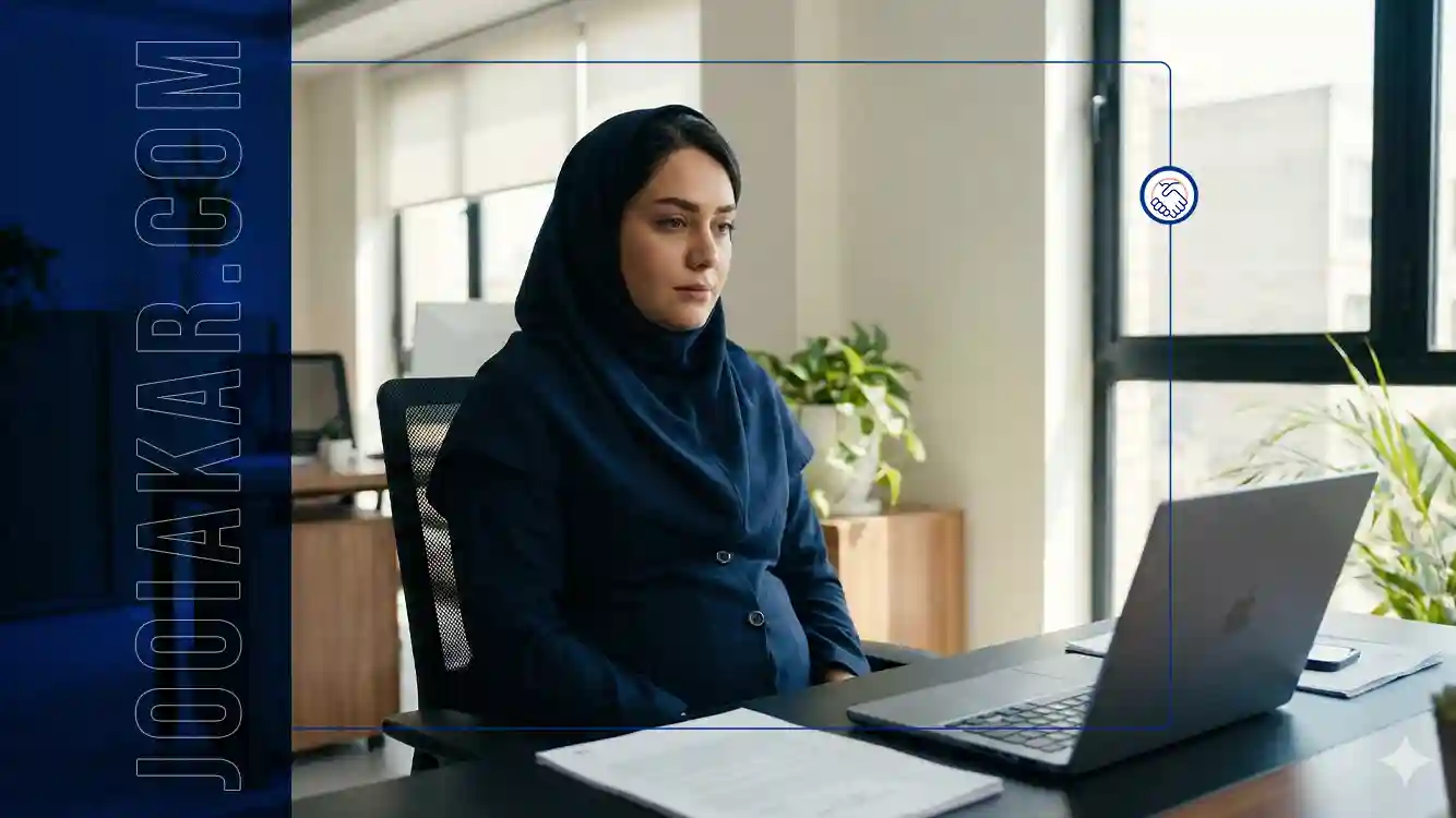 یک خانم در محل کار در حال فکر کردن به مرخصی زایمان