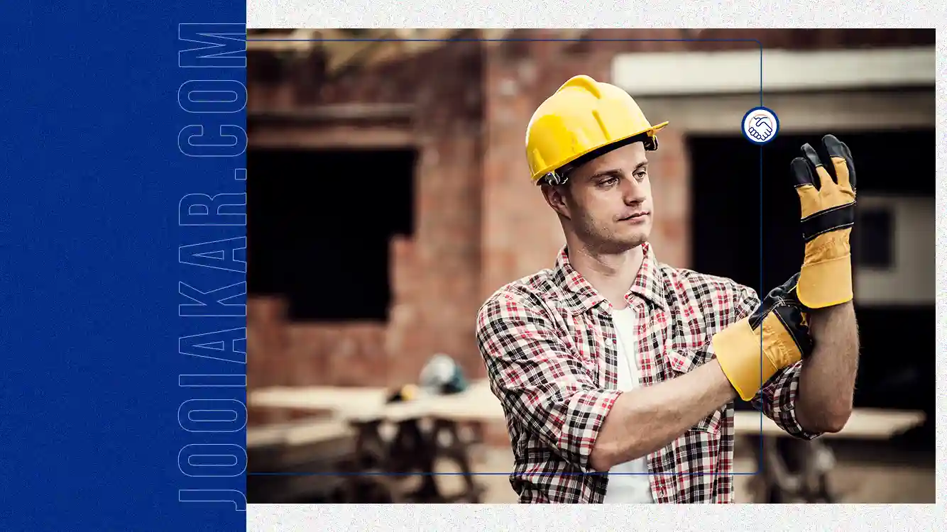 کارگر در محیط کار در حال کار